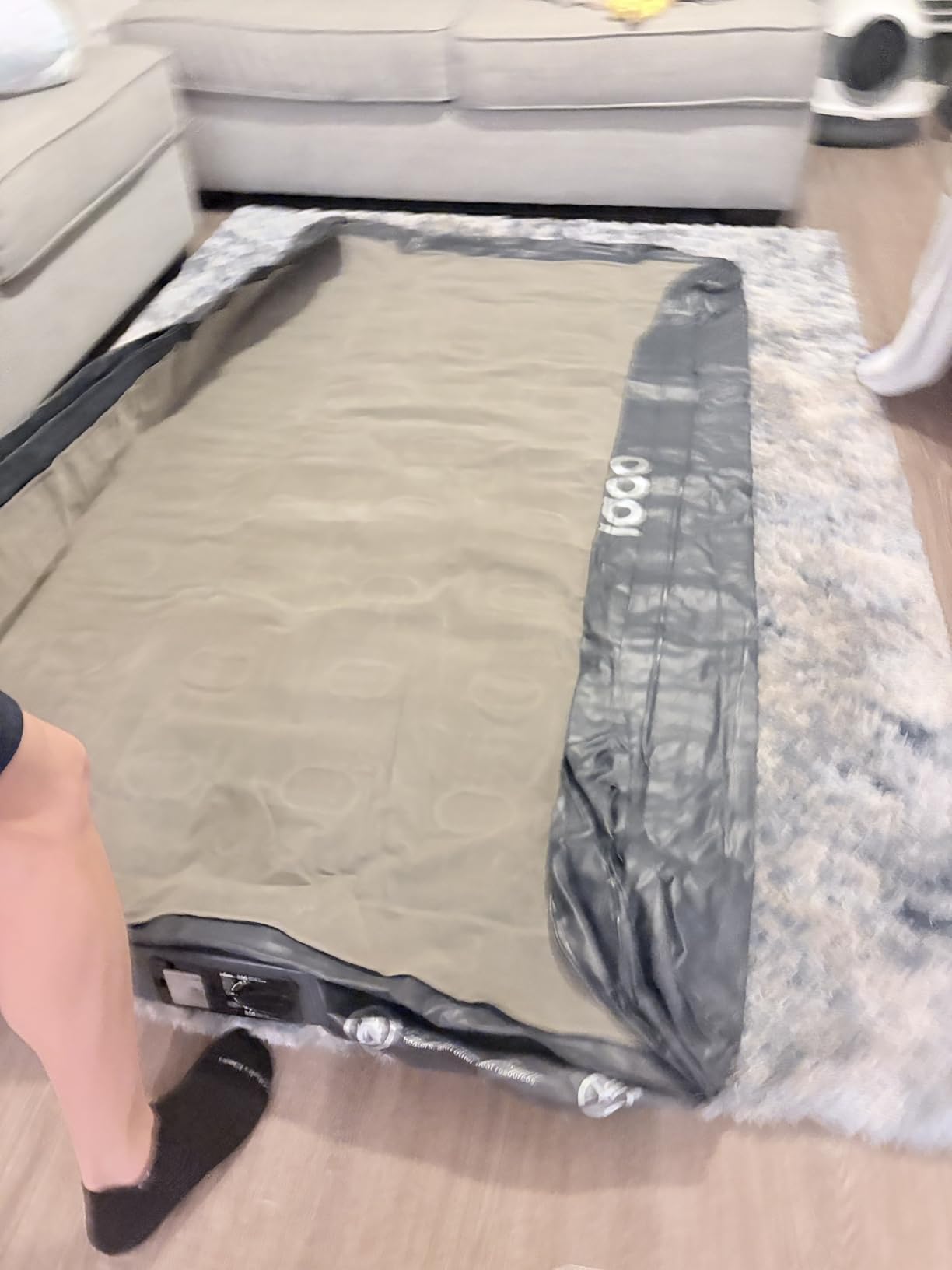 iDOO Queen Air Mattress with Built in Pump, 18 Raised Comfort Inflatable Blow up Mattress, Upgraded Support Structure Portable Air Bed for Camping, Guests and Home, 650lbs Max customer photo 2