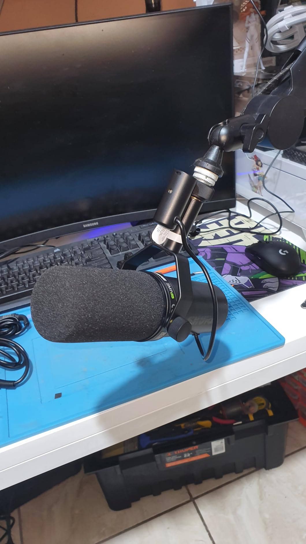 Shure SM7dB Dynamic Studio Microphone with Built-in Preamp - XLR Mic for Podcasting, Streaming & Vocal Recording customer photo 1