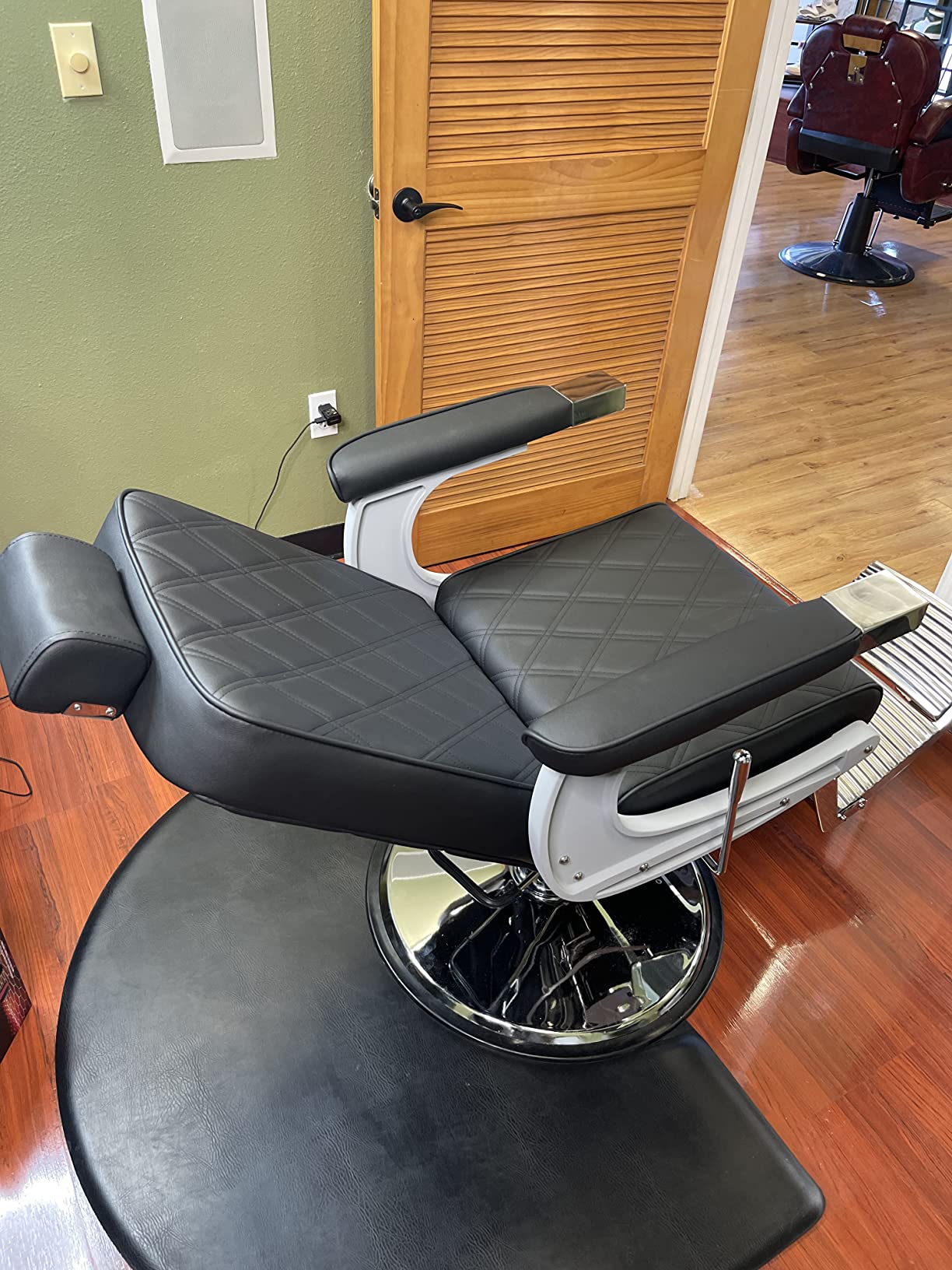 BarberPub Heavy Duty Metal Vintage Barber Chair All Purpose Hydraulic Recline Salon Beauty Spa Shampoo Equipment 3825 (Black with Gold Frame) customer photo 1