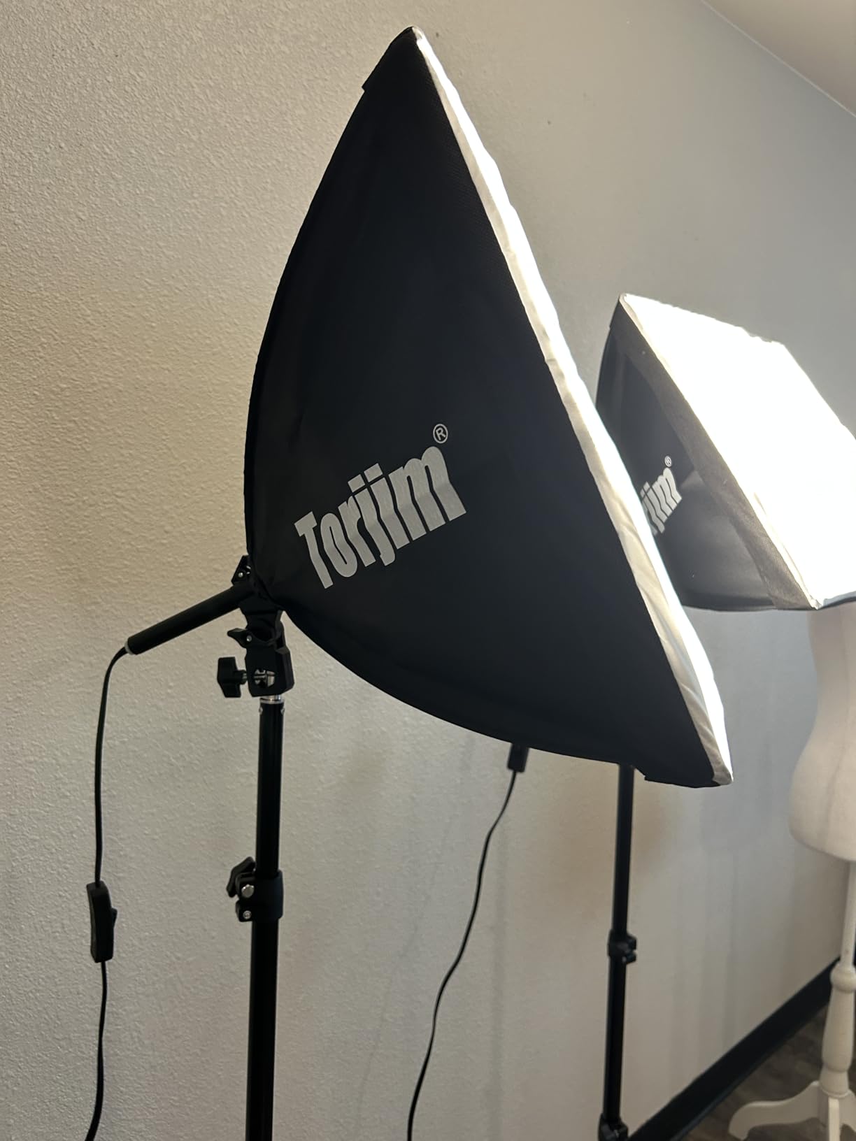 Torjim Softbox Photography Lighting Kit, 16'' x 16'' Professional Softbox Lighting Kit with 85W 3000-7500K LED Bulbs, Studio Lights for Photography/Video Recording/Live Streaming/Portraits Shooting customer photo 2