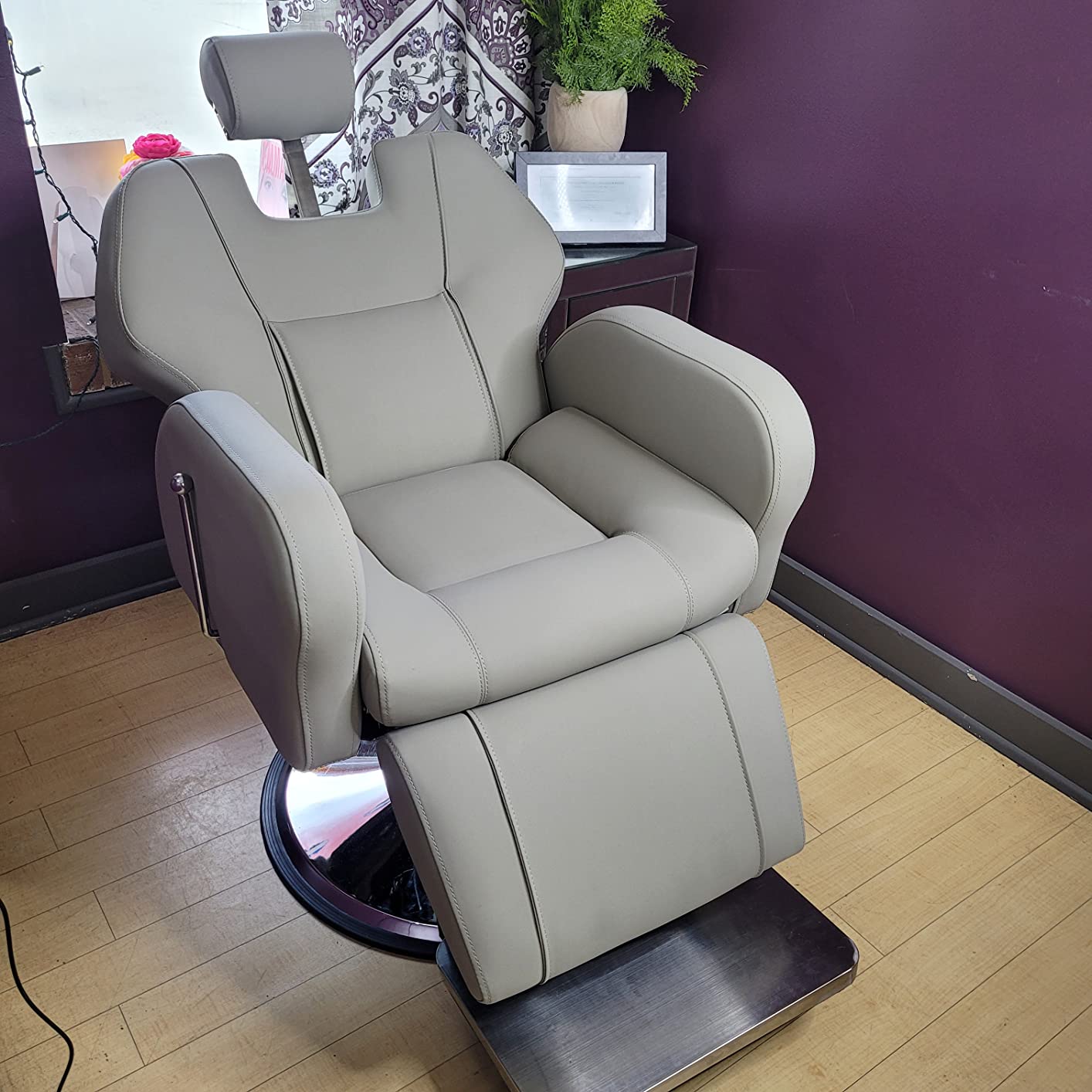 Baasha Vintage Black Reclining Barber Chair, Professional Salon Seat with Thick Padded Cushion and Removable Headrest, Ideal for Braiding and Styling Services customer photo 2