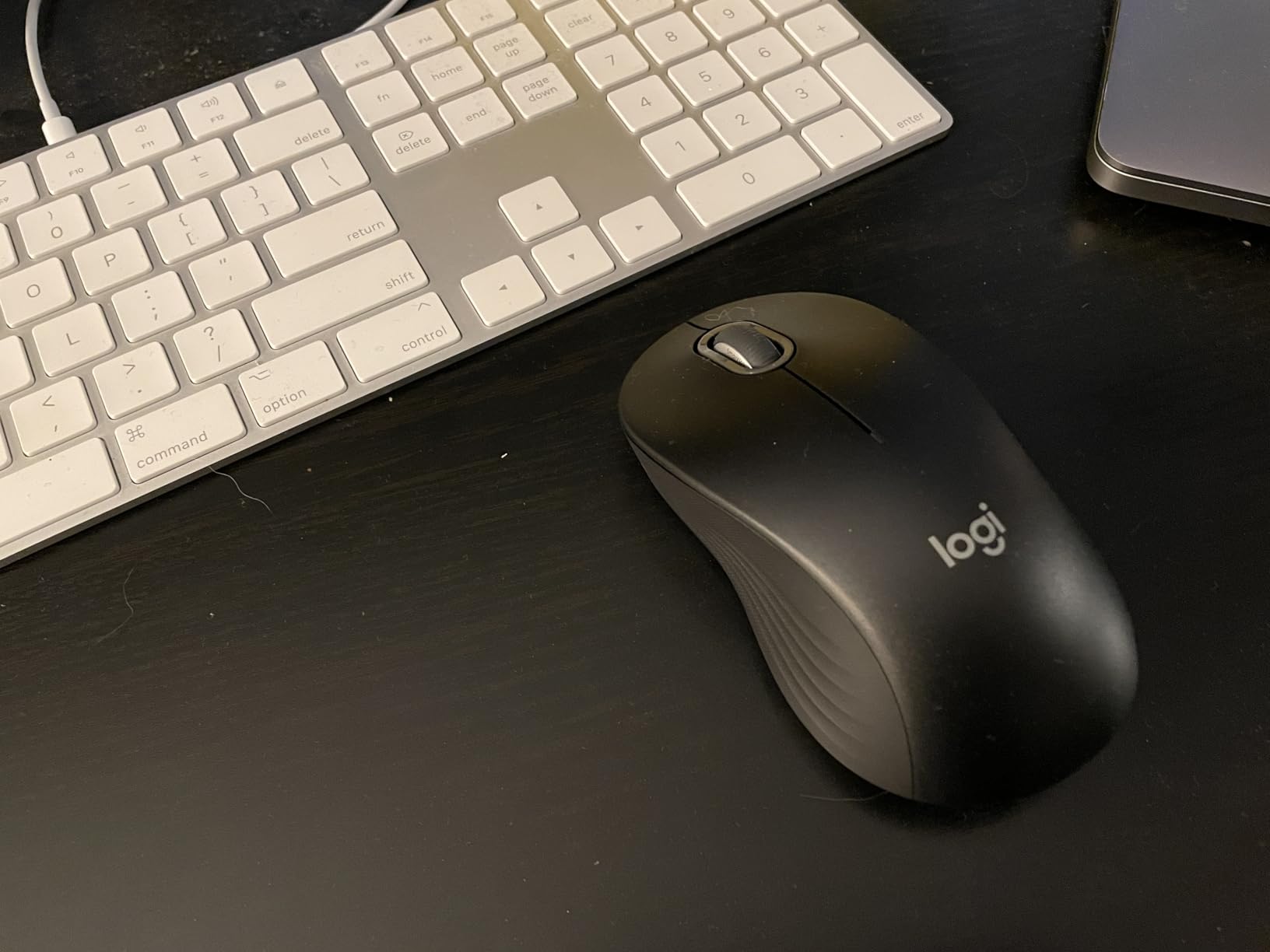 Logitech Signature M550 L Full Size Wireless Mouse - for Large Sized Hands, 2-Year Battery, Silent Clicks, Bluetooth, Multi-Device Compatibility - Black customer photo 1