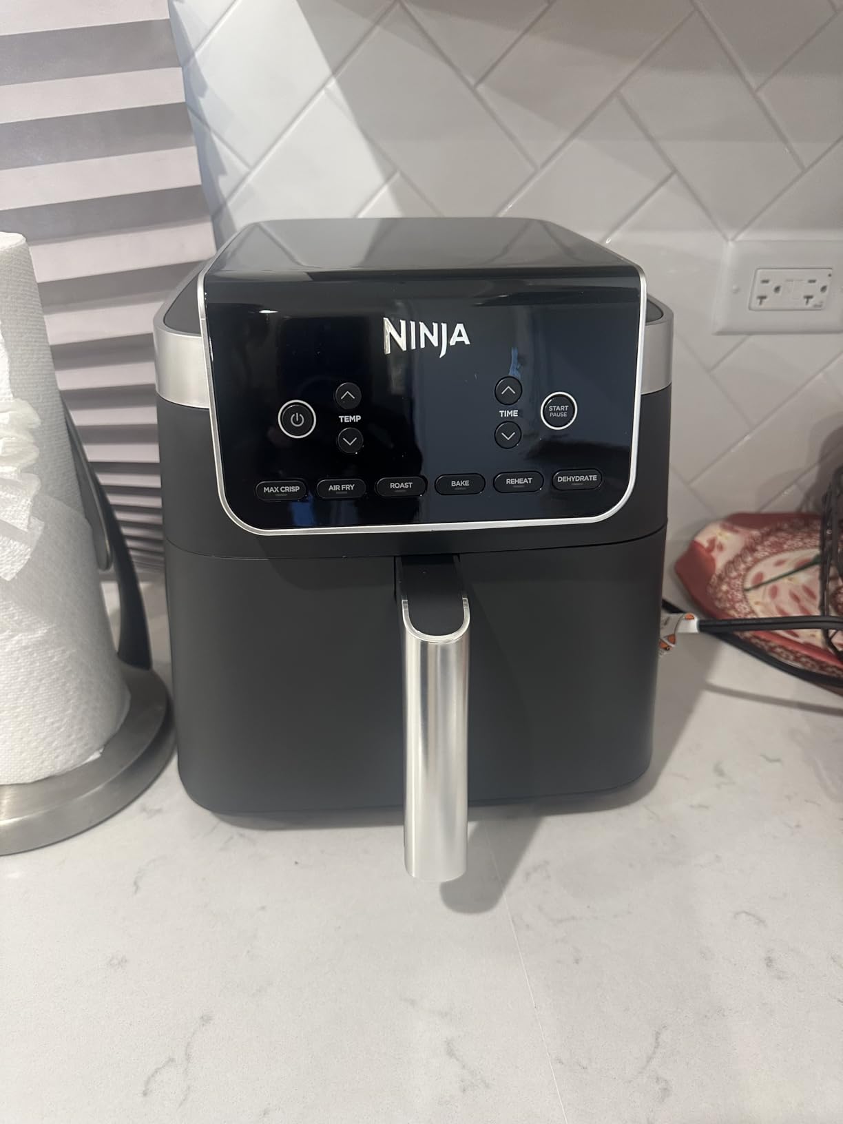 Ninja AF181 XL Air Fryer with MaxCrisp, 6.5 QT Capacity, 6-in-1 Max Crisp, Air Fry, Roast, Bake, Reheat & Dehydrate, 450F, Grey customer photo 1