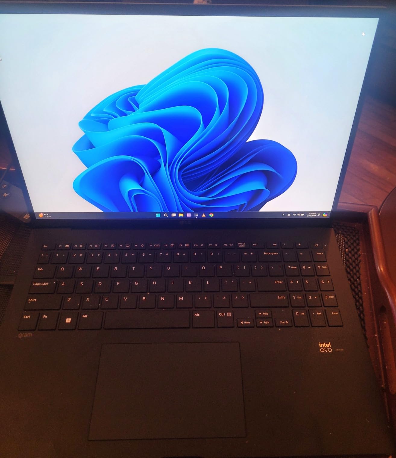gram 16-inch Lightweight Laptop, Intel Evo Edition - AI-Enabled Intel Core Ultra 7 Processor, Windows 11 Home, 32GB RAM, 2TB SSD, Black customer photo 1
