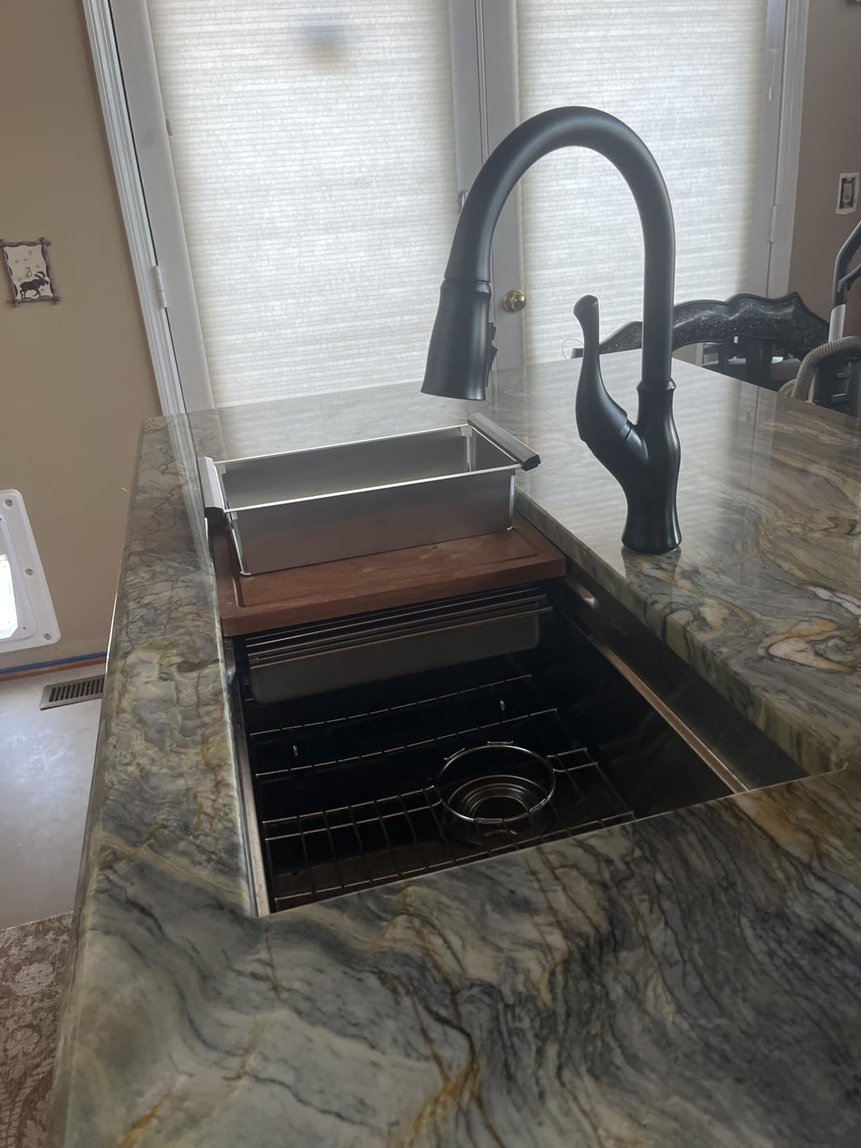 Delta Ophelia Brushed Gold Kitchen Faucet with Pull Down Sprayer, Modern Single Hole Kitchen Sink Faucet, Single Handle, Champagne Bronze 19888Z-CZ-DST customer photo 1
