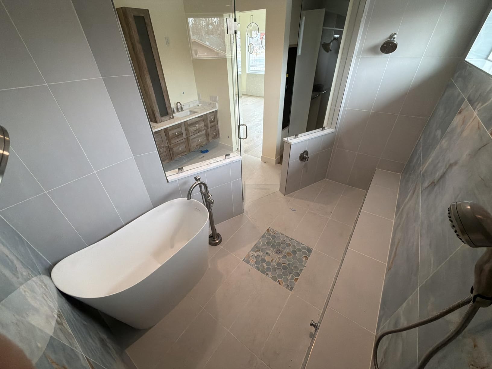 65'' Freestanding Solid Surface Resin Stone Bathtub, Freestanding Tub, Contemporary Design Stand Alone Tub with Pop-up Drain and Overflow, cUPC Certified, Matte White customer photo 1