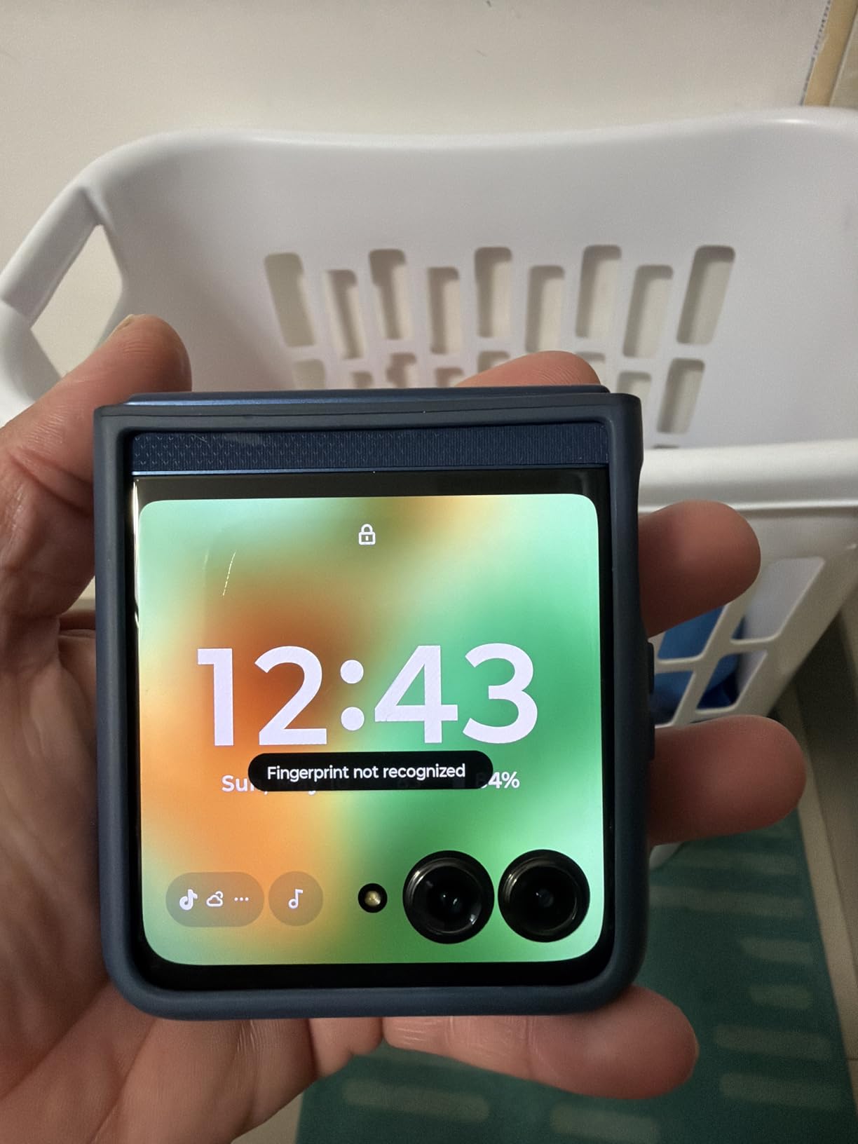 Motorola razr | 2024 | Unlocked | Made for US 8/256GB | 50MP Camera | Beach Sand customer photo 1