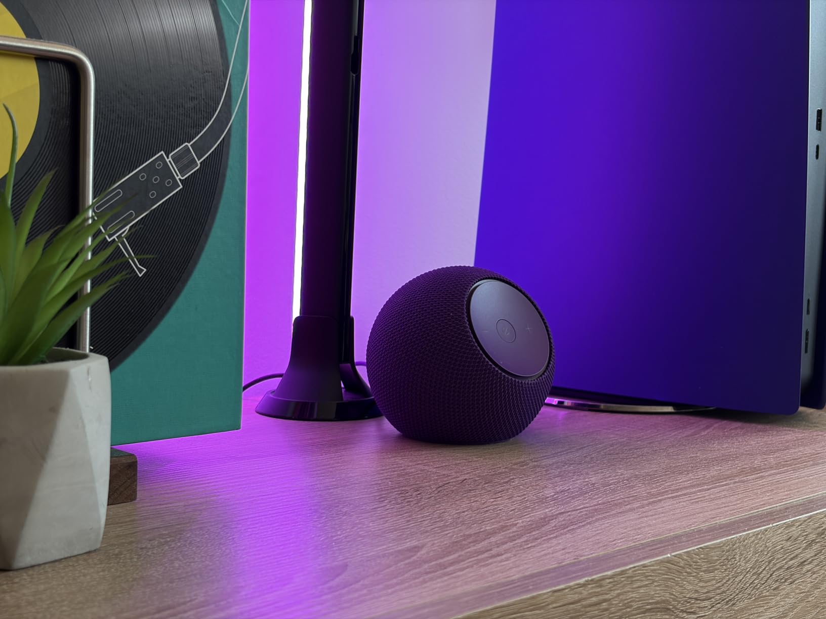 Echo Dot Max (newest model), Alexa speaker with room-filling sound and nearly 3x bass, Great for living rooms and medium-sized spaces, Designed for Alexa+, Glacier White customer photo 1