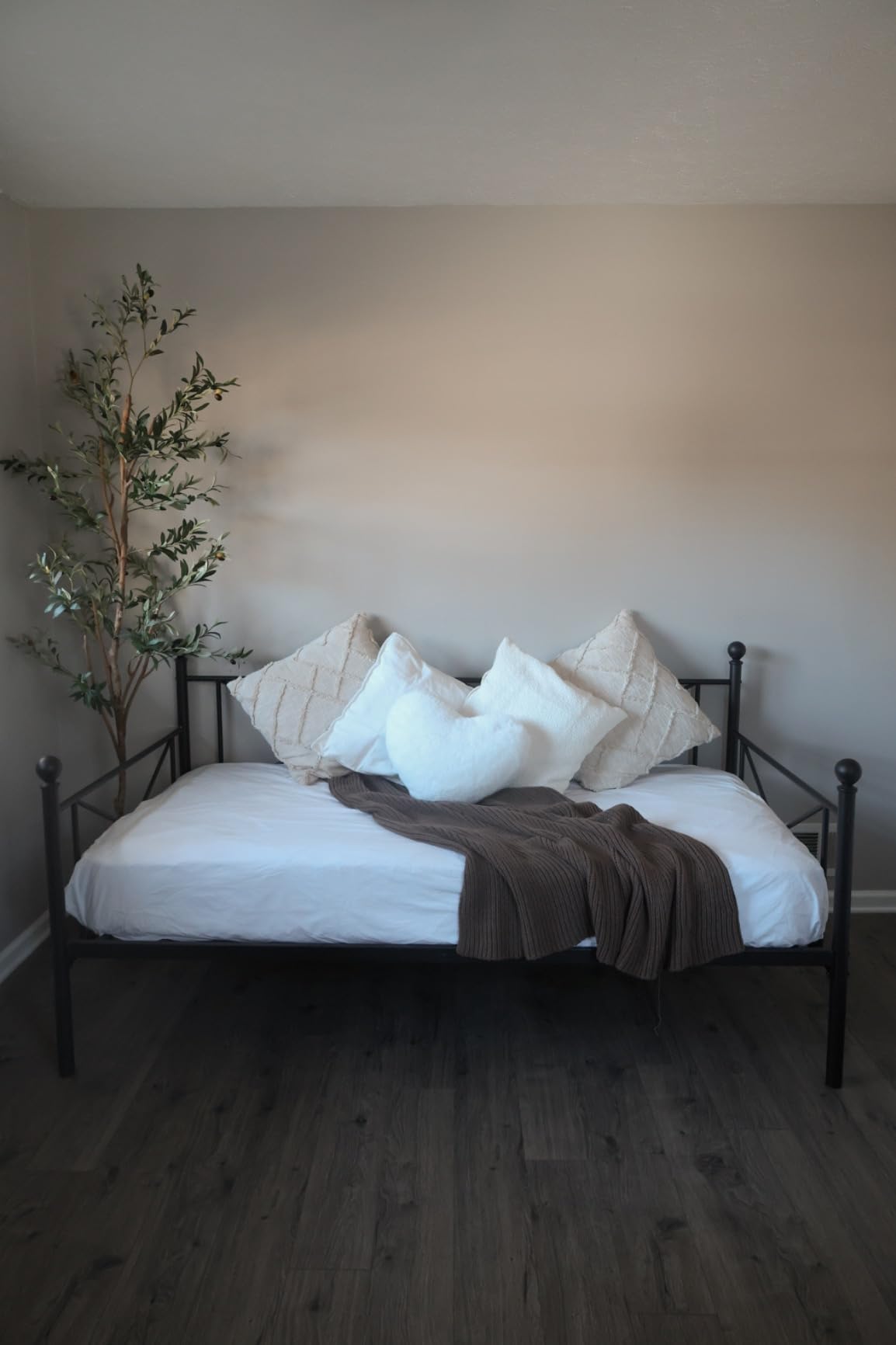 VECELO Daybed Twin Size, Day Bed Frame with Headboard, Heavy-Duty Metal Slats Support Platform for Living Room, Guest Room, Easy Assembly, White customer photo 2