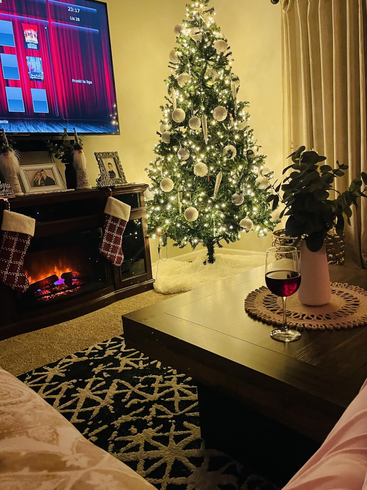 Yaheetech 7.5ft Pre-lit Spruce Artificial Hinged Christmas Pine Tree Prelighted Holiday Xmas Tree for Home Party Decoration with 550 Warm White Lights and 1354 Branch Tips, White customer photo 1