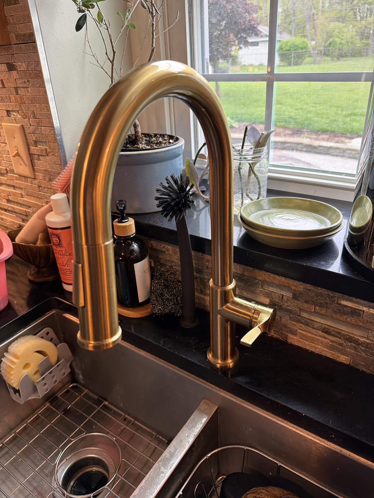 KRAUS Torak Pull Down Kitchen Faucet in Spot-Free Brushed Brass/Matte Black with 2 Function Sprayer, Pre-Attached Water Lines, and Mounting Hardware, KPF-2840SFBBMB customer photo 2