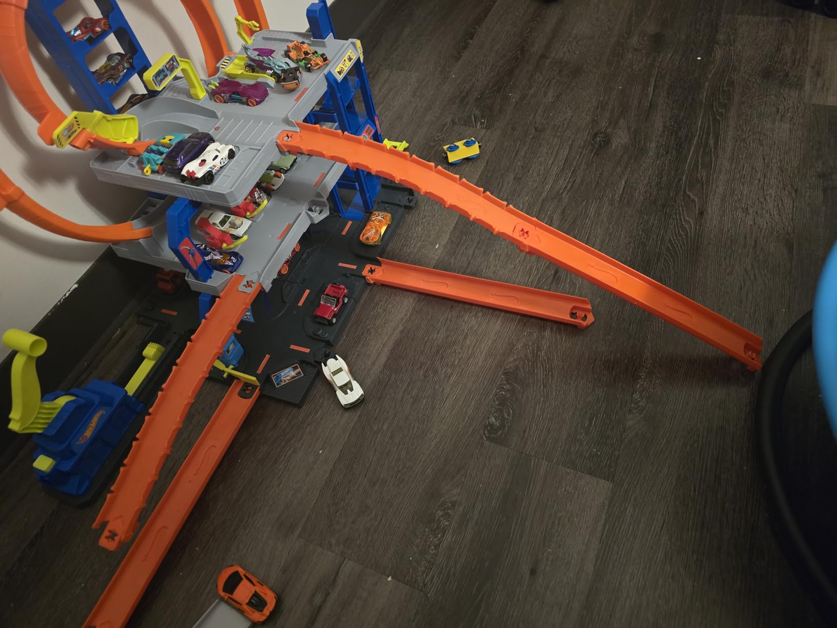 Hot Wheels Track Creator 2-Car Deluxe Pack with 2 1:64 Scale Die-Cast Toy Vehicles, 25 Feet of Different Length Speed Snap Track & Connectors (Amazon Exclusive) customer photo 1