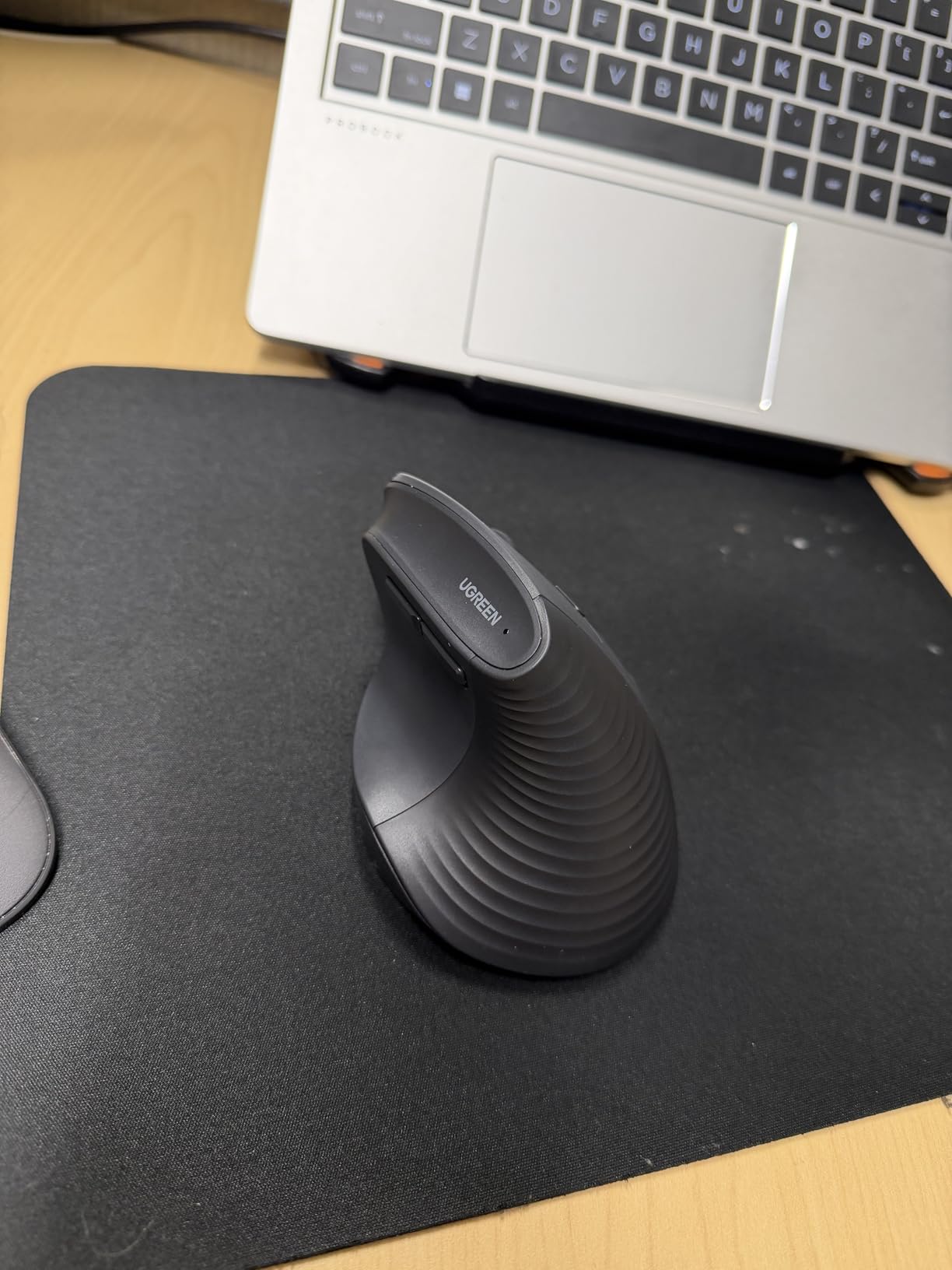 UGREEN Vertical Mouse, Wireless Bluetooth Ergonomic Mouse, Dual-Mode (BT 5.4 & USB 2.4G), Quiet Clicks, 4 Adjustable DPI (1000/1600/2000/4000), Compatible with Windows/Mac/Linux/Android/ChromeOS customer photo 2