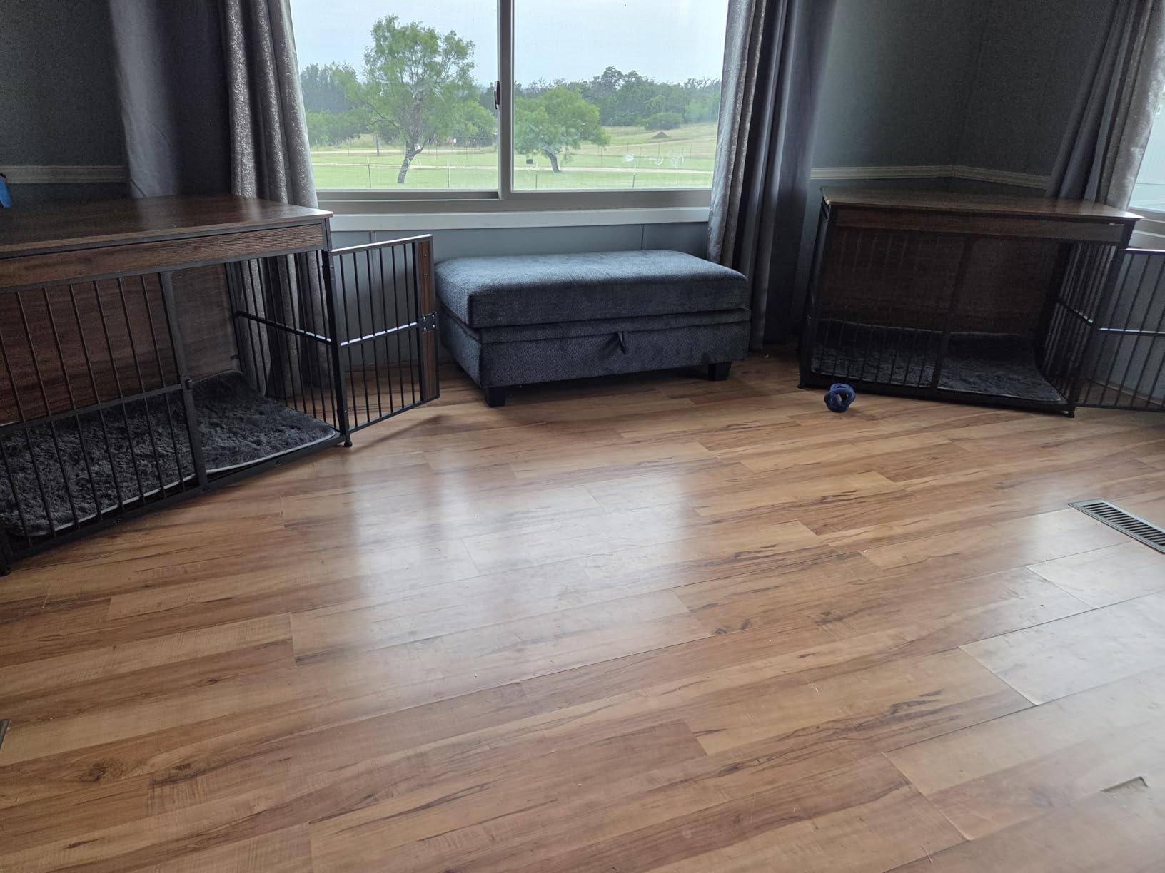 Amazon Basics Furniture Style Dog Crate, Sturdy Wooden Pet Kennel, End Table with Space for Pet, Two Bowls Included, 30 x 20.4 x 23.6 in, Walnut customer photo 1