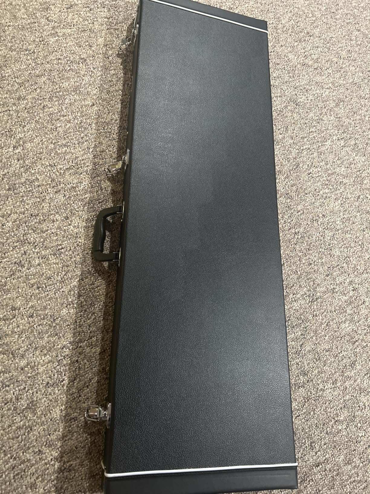 VEVOR Electric Guitar Hard Case, 43.11 in Rectangular Guitar Hard Case, With Lock Latch Keys Handle, PVC Padding Soft Lining Water-Resistant Hard Shell Guitar Cases, for 39 in Electric Guitars, Black customer photo 1