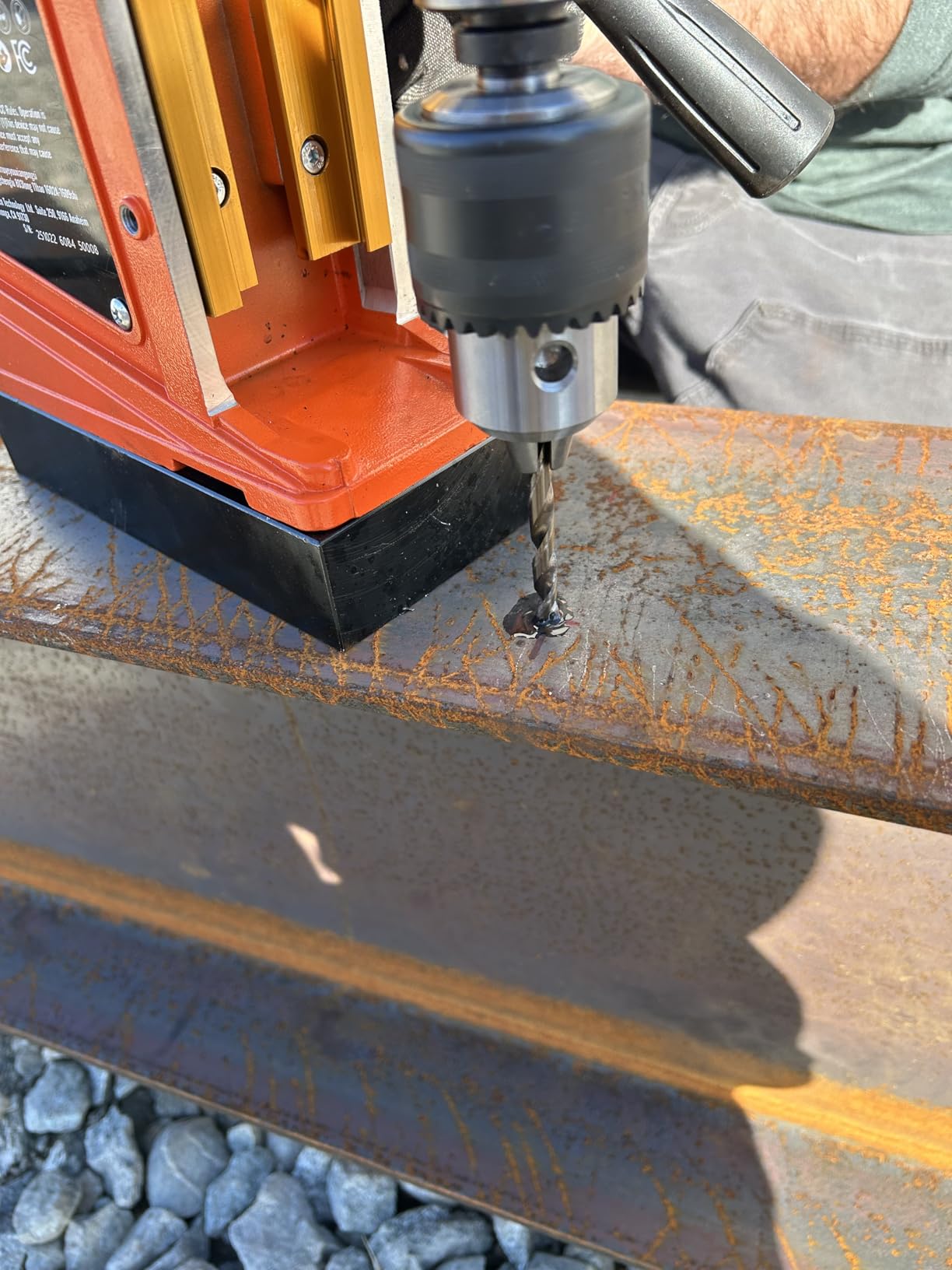 VEVOR Magnetic Drill Press, 1400 W, 2 in Boring Diameter, 2810 lbf Power Portable Mag Drill Press, 0-800 RPM Adjustable Speed, with Weldon Shank, for Metal Surface, Industrial and Home Improvement customer photo 1