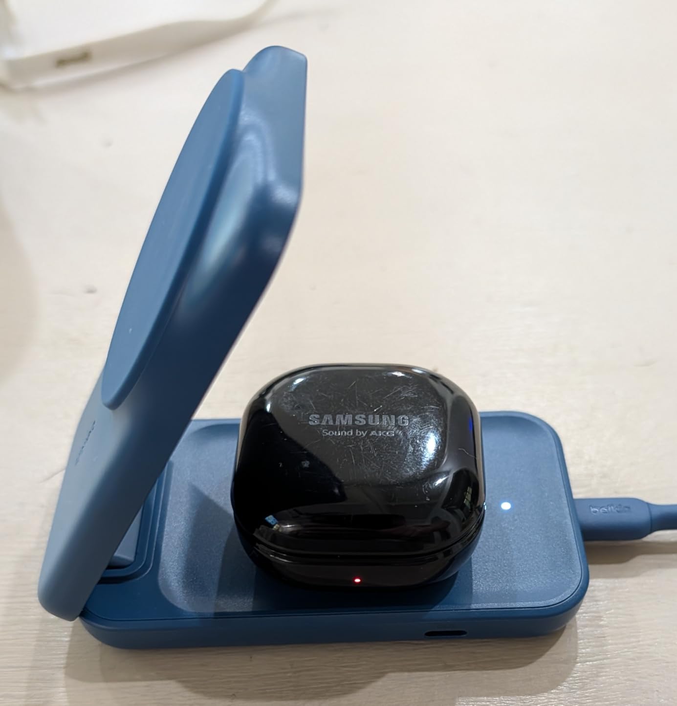 Belkin MagSafe Compatible 2-in-1 Charging Station, Qi2.2 25W Foldable customer photo 1