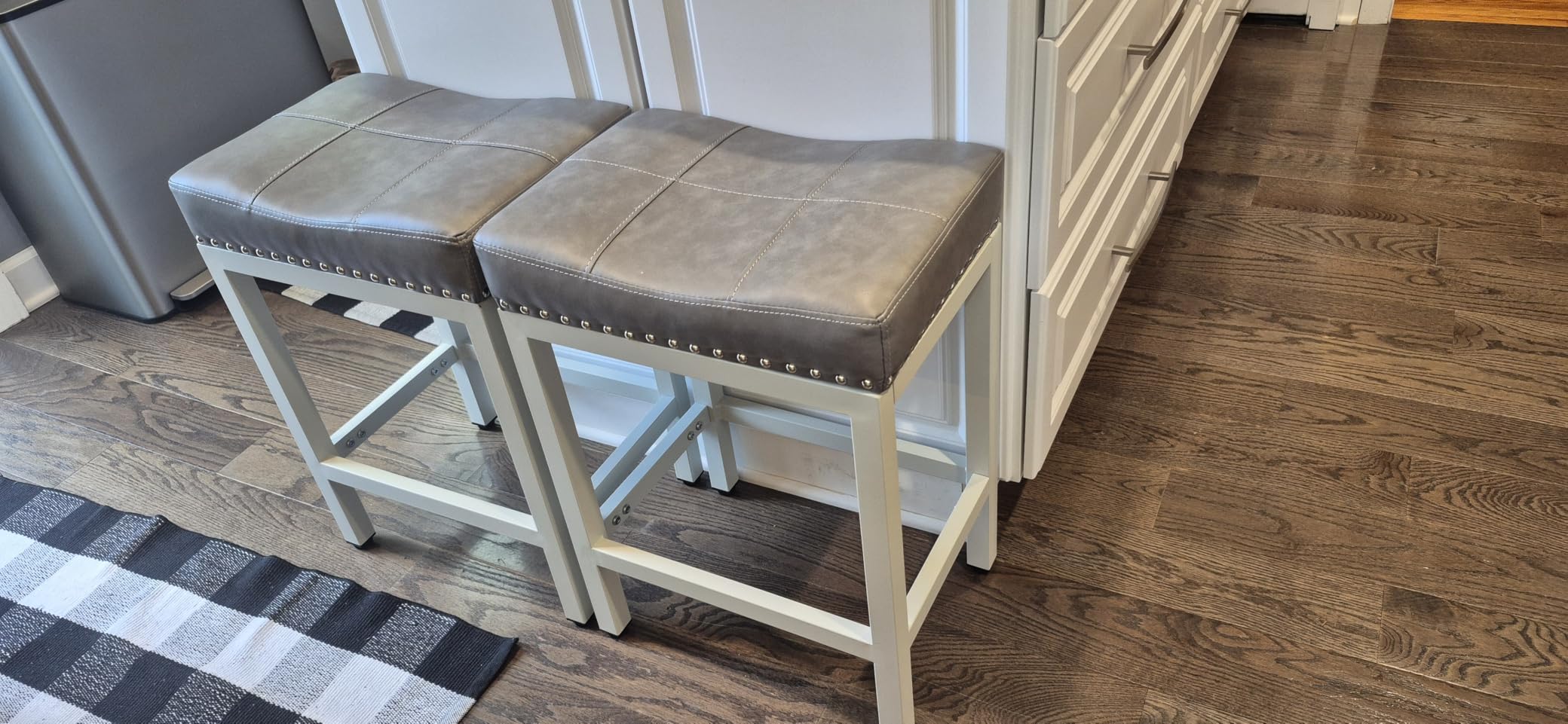 Sweetcrispy 24 Inch Bar Stools Set of 2, Counter Height Barstools for Kitchen Island, PU Leather Upholstered Modern Saddle Barstools with Metal Base and Footrest for Home Bar, Small Apartment, Grey customer photo 2