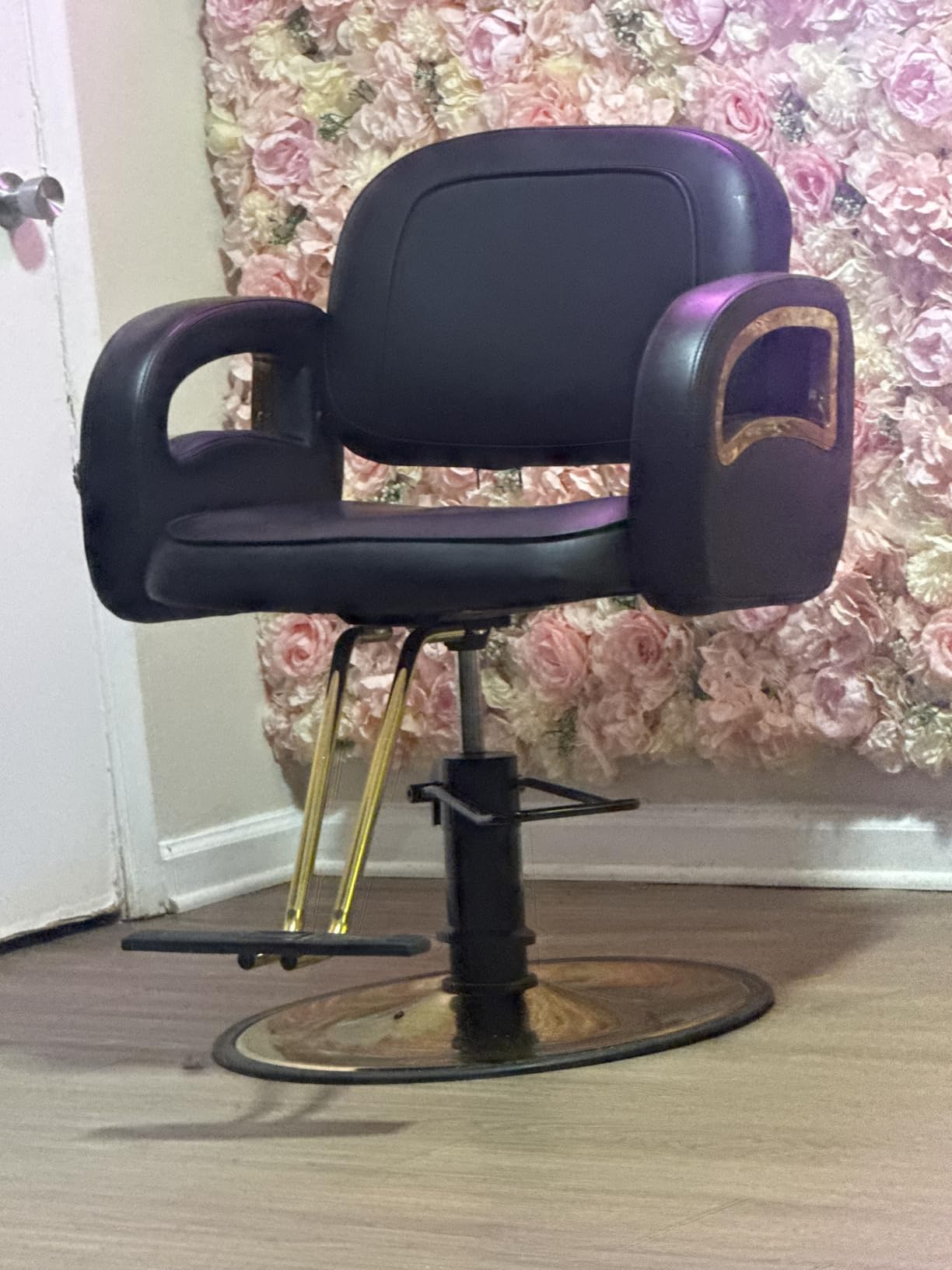 Baasha Professional Salon Chair for Hair Stylist, All Black Heavy Duty Hydraulic Barber Equipment with 330lbs Capacity, 580mm Large Base 360° Swivel Memory Foam Beauty Hair Styling Chairs customer photo 1