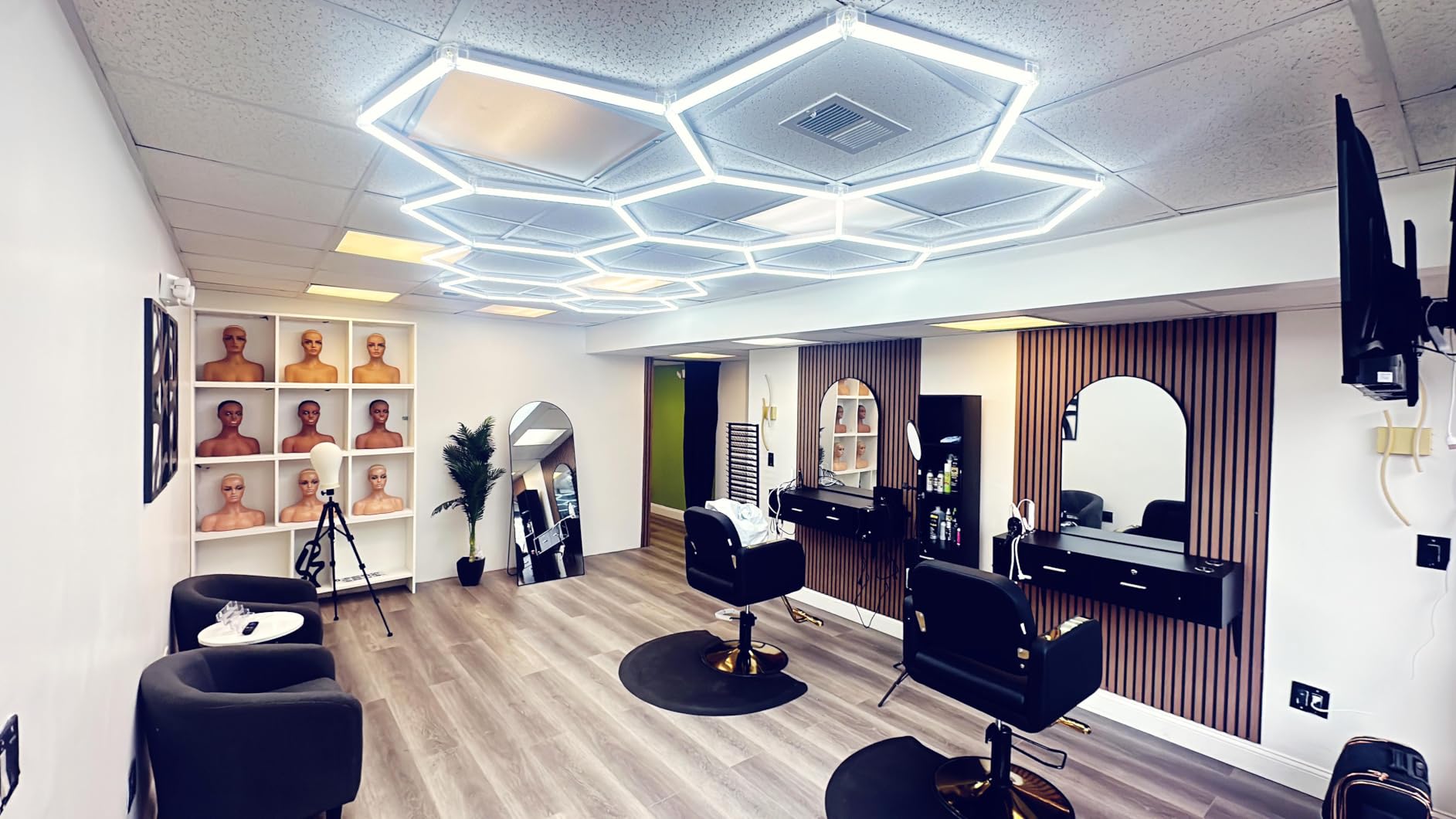 Baasha Professional Salon Chair for Hair Stylist, All Black Heavy Duty Hydraulic Barber Equipment with 330lbs Capacity, 580mm Large Base 360° Swivel Memory Foam Beauty Hair Styling Chairs customer photo 2