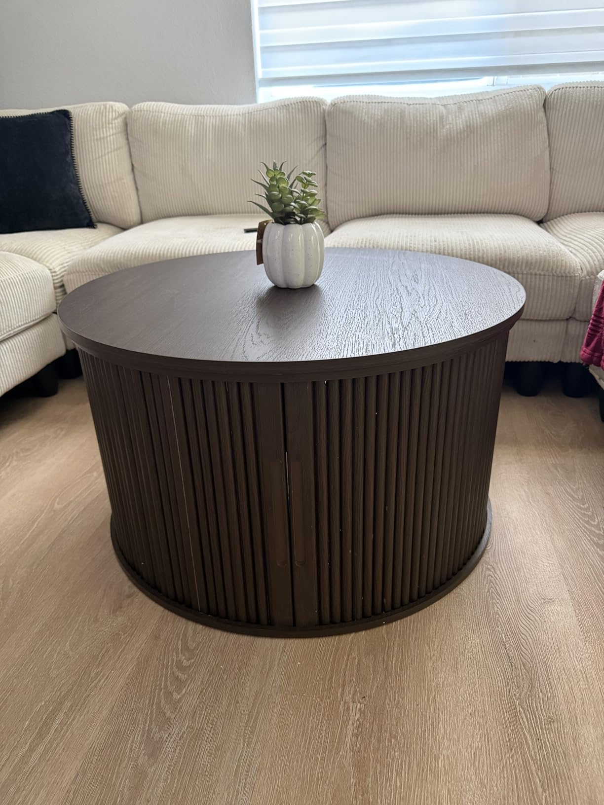 LINSY Lift Top Coffee Table, Round Fluted Coffee Table with Storage, Mid Century Modern Wooden Coffee Tables with Sliding Tambour Door, 31.5
