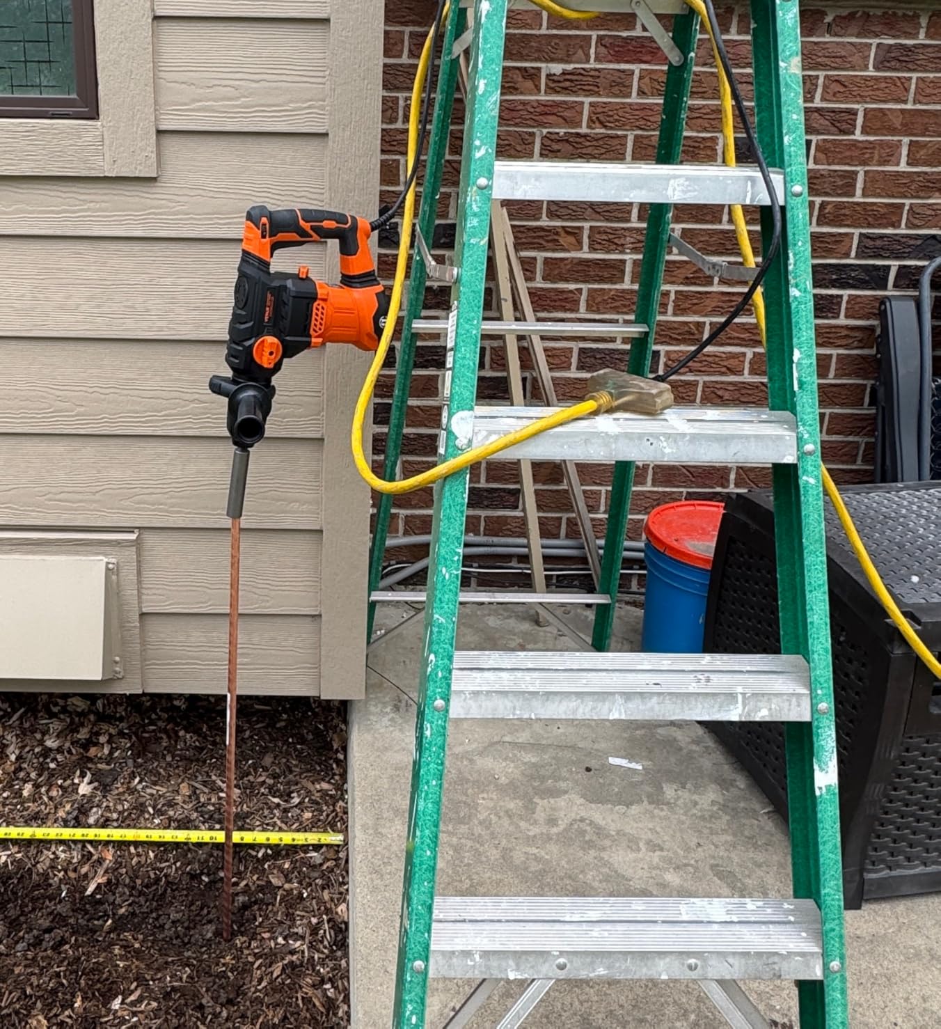 VEVOR Rotary Hammer Drill, 1-1/8 in SDS-Plus Electric Corded Heavy Duty Rotary Hammer, 4 Functions, Including 3 Drill Bits, Flat Chisel, Pointed Chisel, and Carrying Case, for Concrete and Masonry customer photo 1