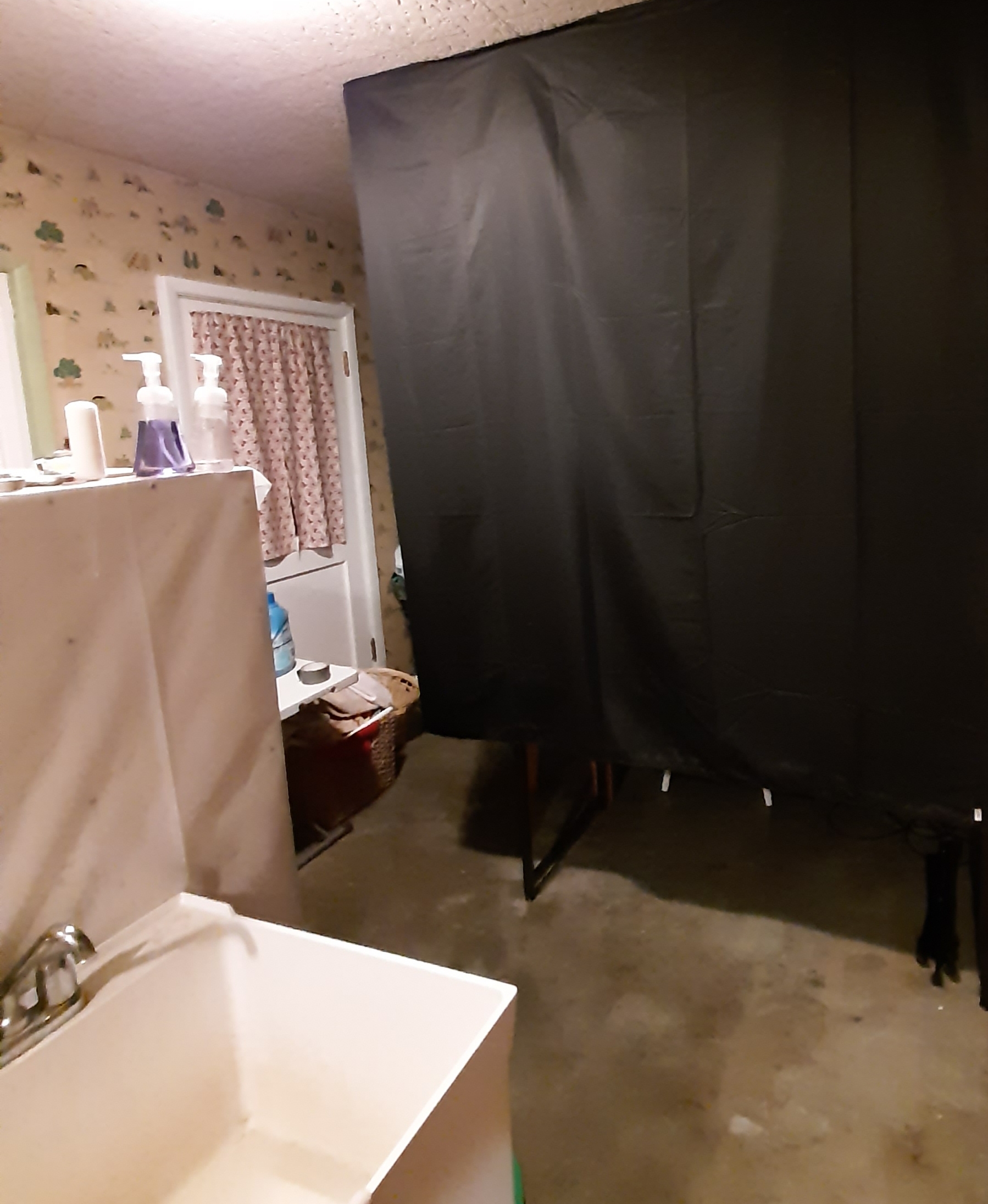 UTEBIT 5x6.5ft Photography Background Non-Reflective Fabric Backdrops for Photoshoot Black Drapes Backdrop Polyester Wrinkle Resistance Curtain for Streaming, PS Keying, Studio Portrait Shoots customer photo 2